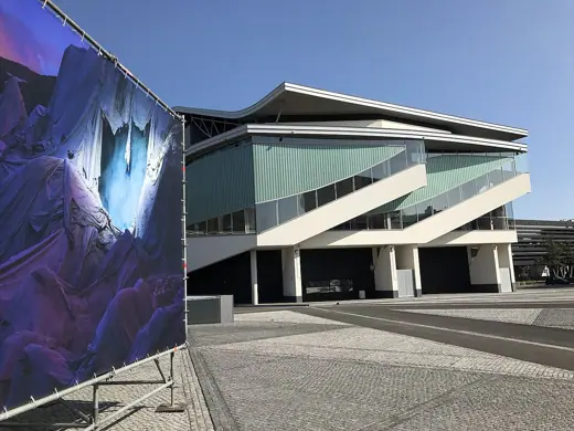Photo 4: Exterior · Zicht op een deel van de achterkant van het Chassé Theater in Breda