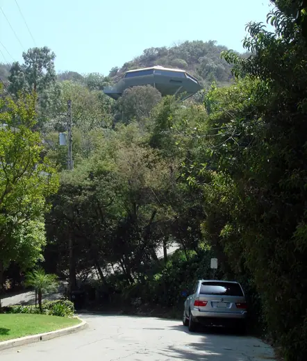 Photo 4: Context · The Chemosphere house, in the hills above Los Angeles, California 
