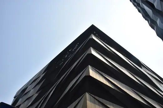 Photo 3: Exterior