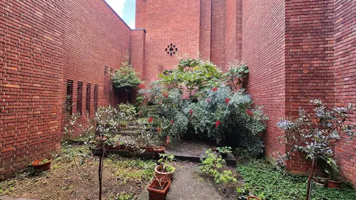 Photo 2: Exterior