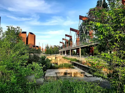 Photo 2: Exterior