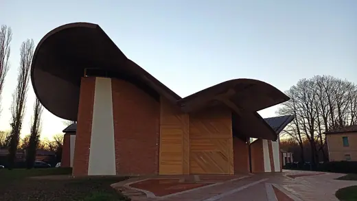 Photo 1: Exterior