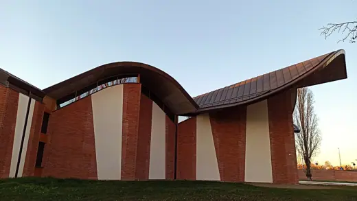 Photo 2: Exterior