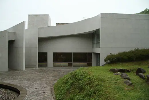 Photo 2: Exterior