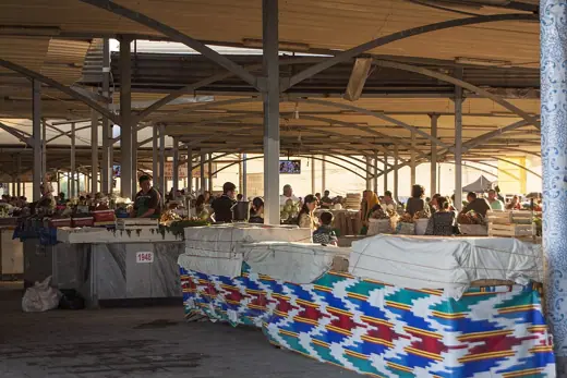 Photo 5: Interior · Interno del bazar Chorsu