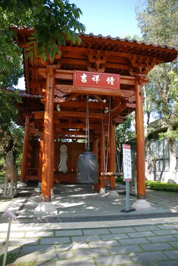 Photo 4: Exterior