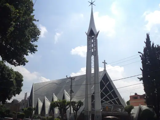 Photo 2: Exterior · Iglesia de la Medalla Milagrosa