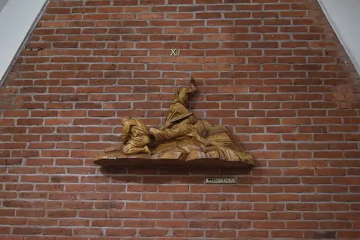Photo 5: Interior · Statue
