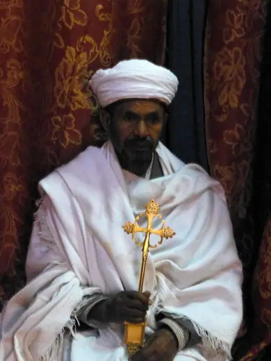 Photo 5: Interior · Prêtre orthodoxe présentant une croix de procession à l'église Saint-Georges de Lalibela (Ethiopie)