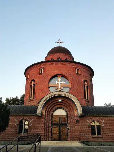 Photo 1: Exterior
