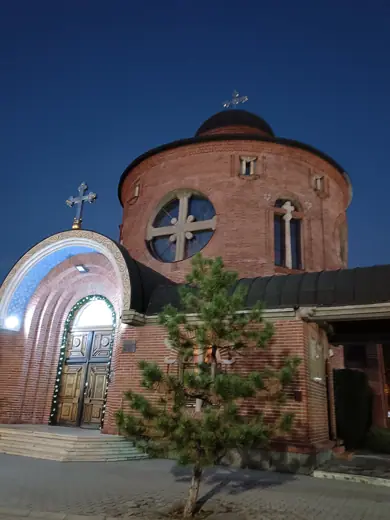 Photo 2: Exterior