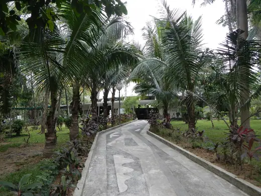 Photo 3: Exterior