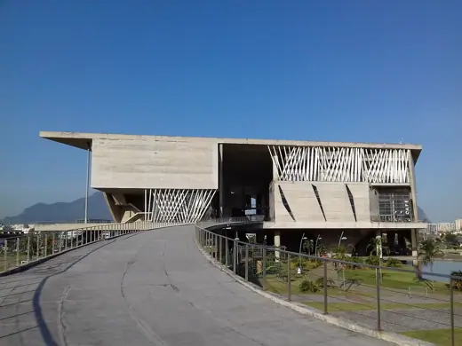 Photo 4: Exterior