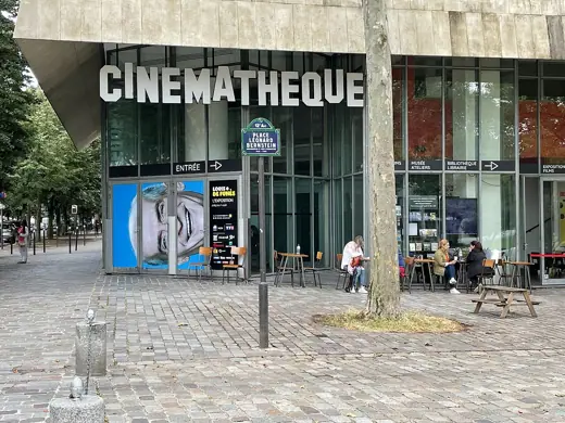 Photo 6: Context · Le guichet et l'entrée de la Cinémathèque française