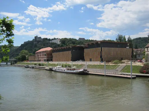 Photo 1: Exterior