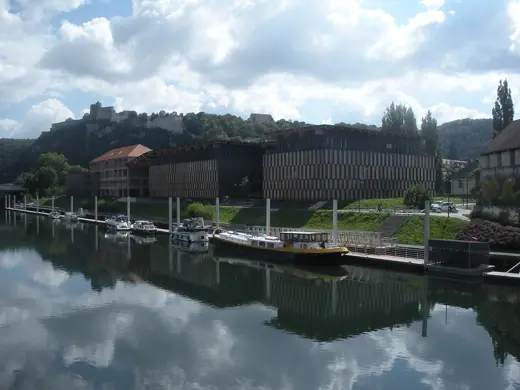 Photo 2: Exterior