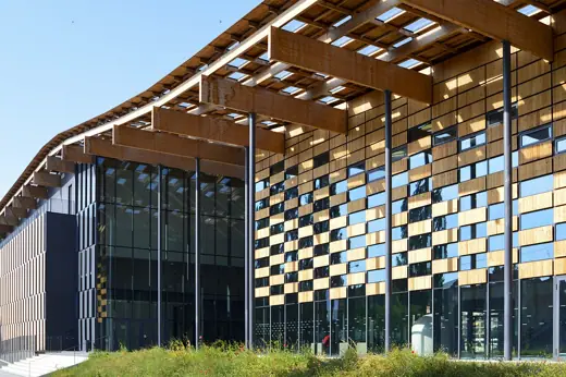 Photo 3: Exterior
