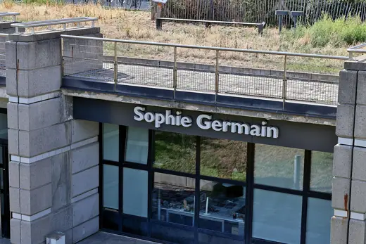 Photo 3: Exterior · Cité des sciences et de l'industrie - bâtiment Sophie-Germain