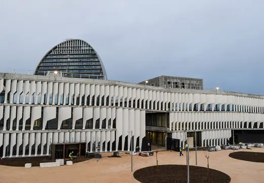 Photo 1: Exterior