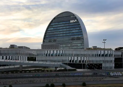 Photo 4: Exterior