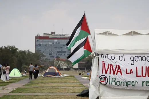 Photo 3: Exterior · Banderas de palestina en el campamento instalado en Ciudad Universitaria