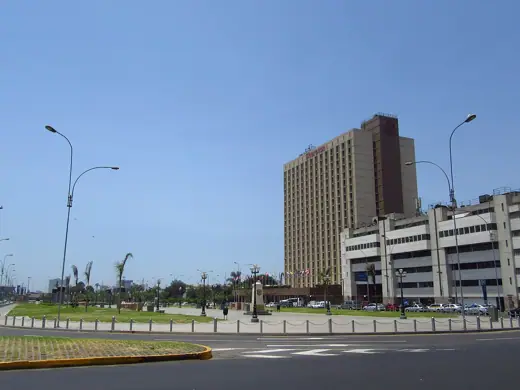 Photo 3: Exterior · Paseo de Los Héroes Navales