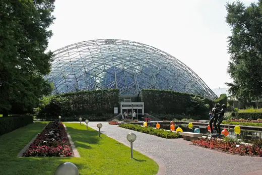 Photo 1: Exterior