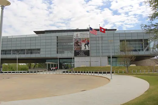 Photo 3: Exterior