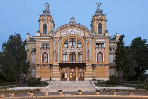 Photo 1: Exterior