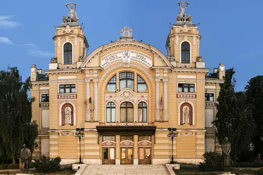 Photo 4: Exterior