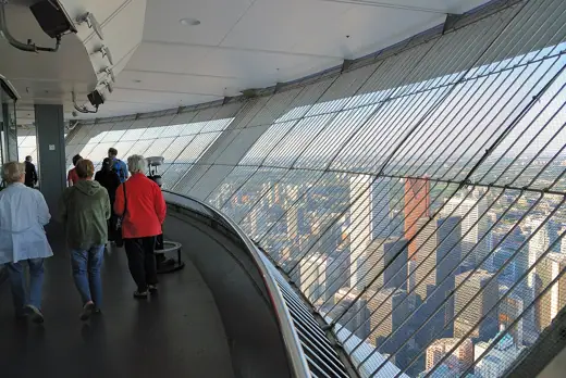 Photo 5: Interior · Blick auf Downtown Toronto von der Freiluftplattform des CN Tower