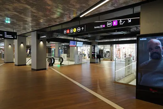 Photo 4: Interior · Accès au RER E depuis le CNIT