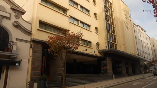 Photo 3: Exterior · O Coliseu do Porto na Rua de Passsos Manuel