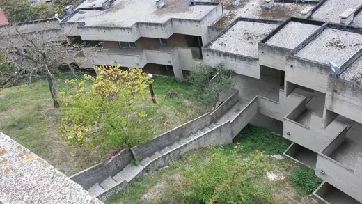 Photo 2: Exterior