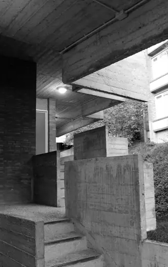 Photo 4: Exterior