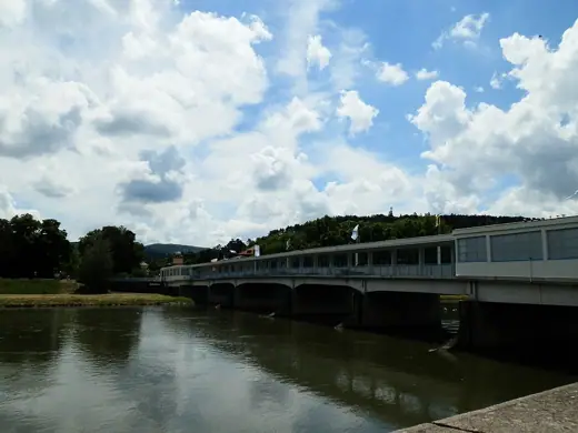 Photo 2: Exterior · kolonádový most