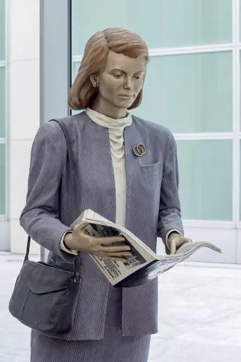 Photo 6: Detail · Bronzeskulptur "Lesende Dame" von John Steward Johnson, Jr