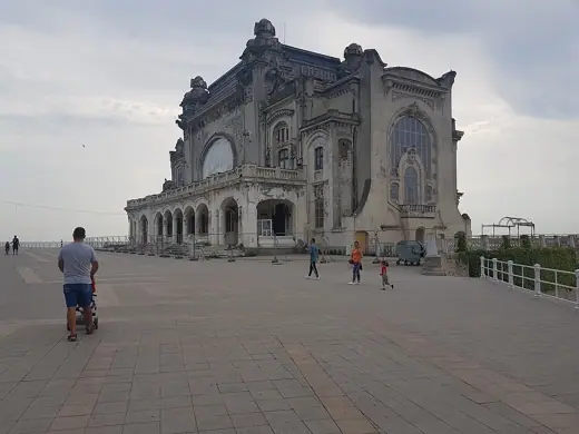 Photo 1: Exterior