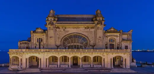 Photo 4: Exterior