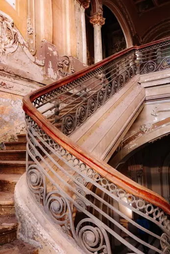 Photo 6: Interior · Balustrade, die vom Erdgeschoss zum Kasinogeschoss führt
