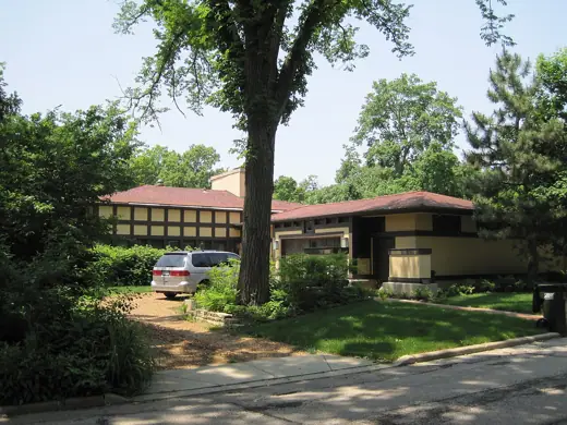 Photo 2: Exterior