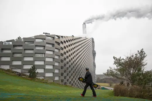 Photo 3: Exterior · CopenHill, skidbacke på förbränningsanläggningen Amager Bakke i Köpenhamn, 2019-11-27