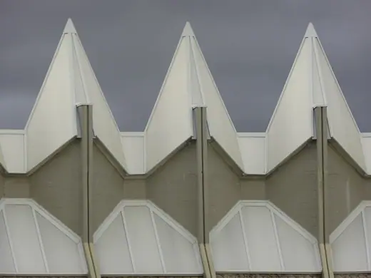 Photo 4: Exterior