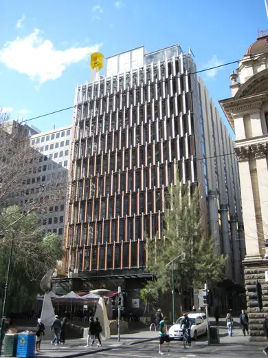 Photo 1: Exterior