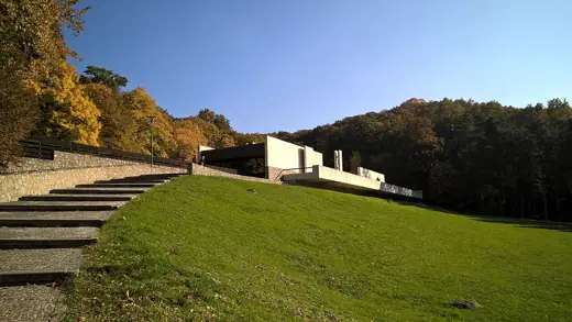 Photo 1: Exterior
