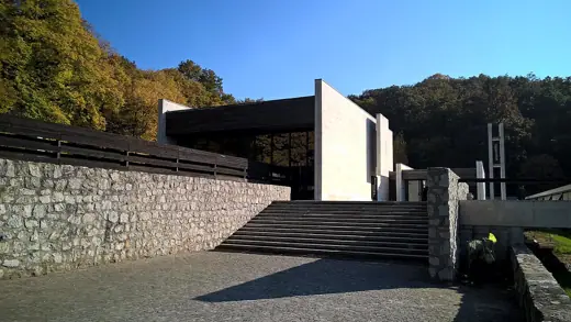 Photo 2: Exterior