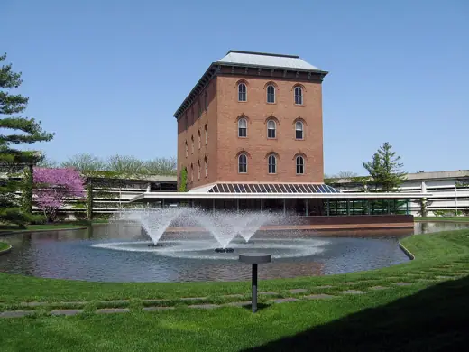 Photo 1: Exterior