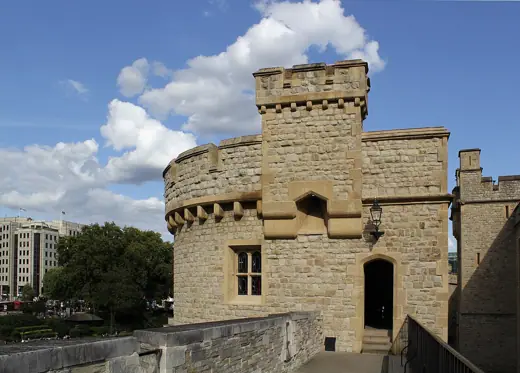 Photo 2: Exterior