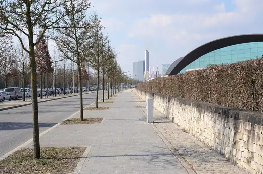 Photo 2: Exterior