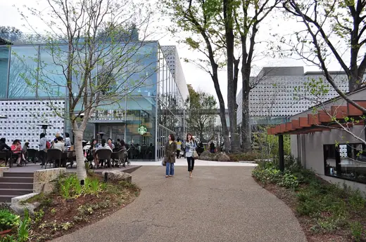 Photo 2: Exterior